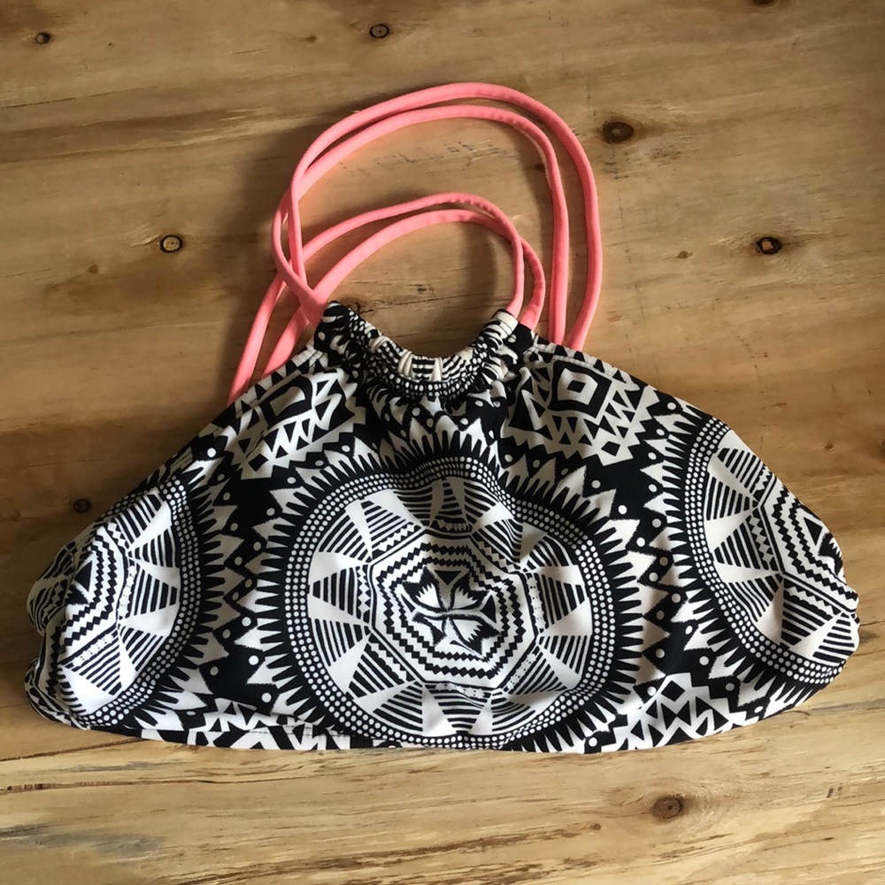 🌈3 for $25🌈 Xhilaration High Neck Geometric Black & White Swim Bikini Top D/DD
